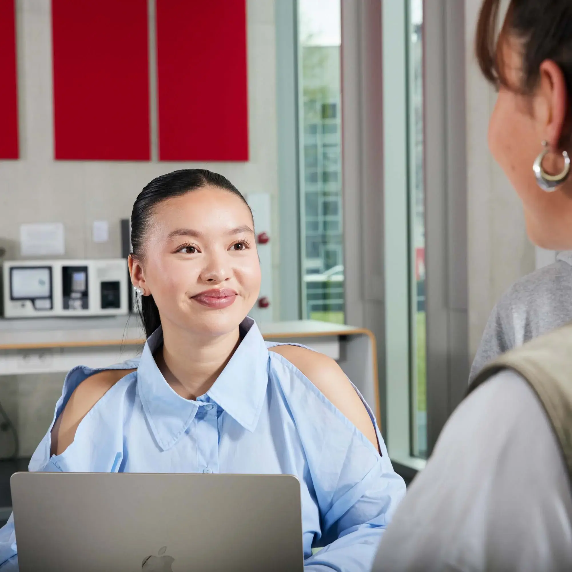 Zwei Studierende lernen gemeinsam.