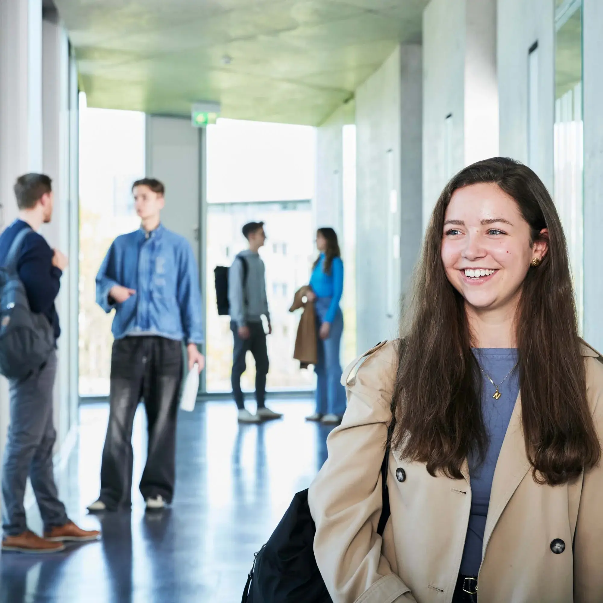 Eine Studierende unterwegs zur Vorlesung.